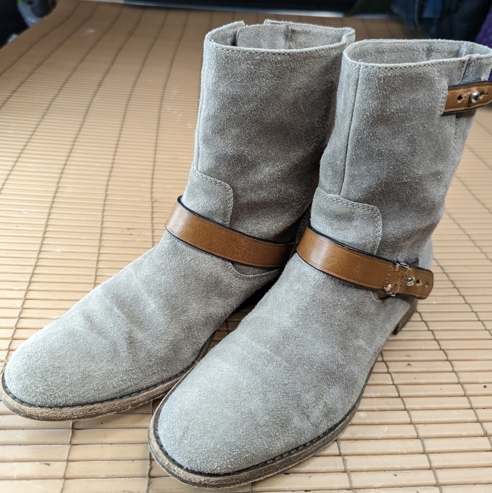 Womens Coach "Amy" Taupe Gray Suede Short Buckle Moto Ankle push studs Boots Si